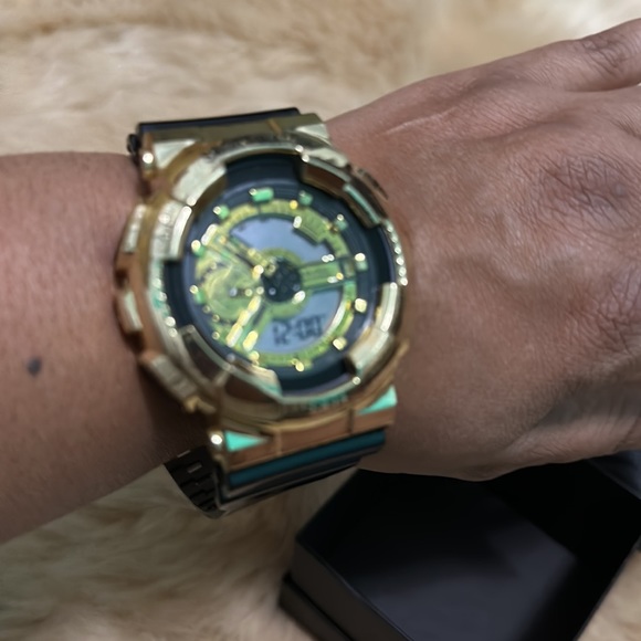 Men’s Black and Goldtone Sporty Watch - Picture 6 of 6